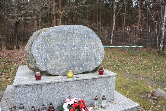 Pomnik pamieci rozstrzelanych w rembertowskim lesie